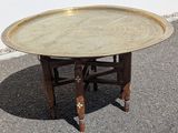 une table sur laquelle est posé un plateau