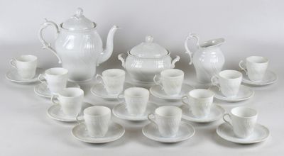 beaucoup de tasses et de soucoupes sur la table
