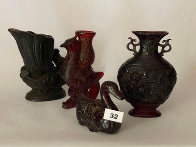 trois vases posés l'un à côté de l'autre sur une table