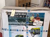 une boîte en carton posée par terre dans une pièce