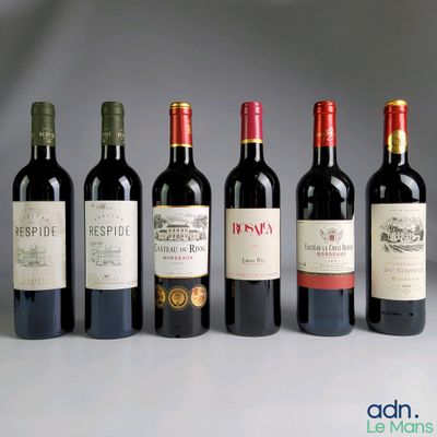 six bouteilles de vin rouge sont alignées