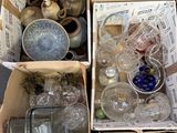 de nombreux cartons d'objets hétéroclites posés sur le sol