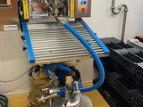 une machine posée sur une table dans une pièce
