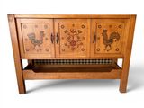 une armoire en bois dont les portes sont ornées d'un motif