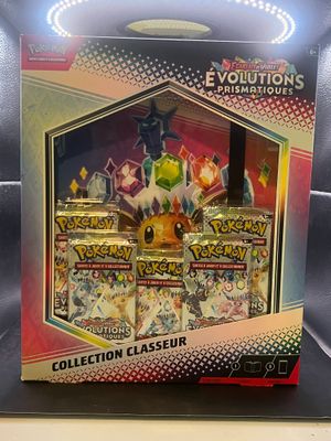 une boîte de cartes à collectionner Pokémon exposée dans un magasin