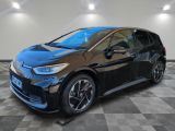 Une Toyota C-HR noire est garée sur un sol à damier.