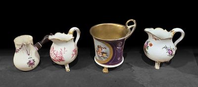 Quatre vases en porcelaine de styles différents sont alignés sur une surface noire