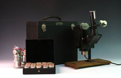 une boîte contenant un appareil photo et une boîte contenant une bouteille de bière