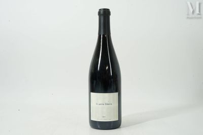 une bouteille de vin posée sur une table