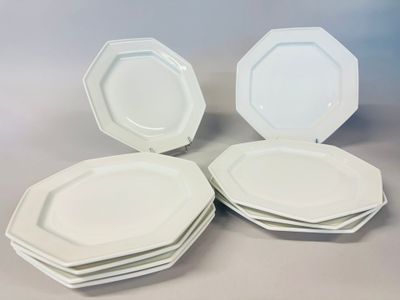 quatre assiettes blanches empilées les unes sur les autres sur une table