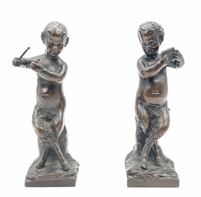 paire de figurines anciennes en bronze représentant un garçon avec une batte de baseball