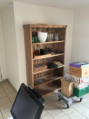 un ordinateur portable posé sur un chariot dans un salon