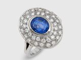 une bague en saphir bleu et diamant