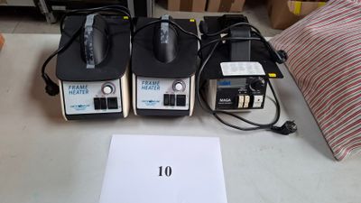 trois machines posées les unes à côté des autres sur une table
