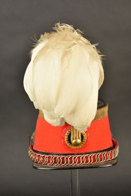 une image représentant un chapeau rouge surmonté d'une plume blanche