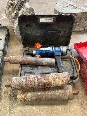 1 carotteuse sur petit bâti NORTON DB130 vers 2000