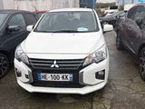 Trois voitures sont garées les unes à côté des autres sur un parking.