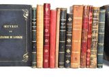 beaucoup de livres qui traînent sur une étagère