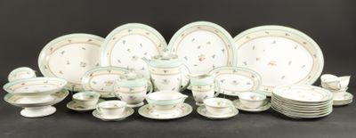 beaucoup d'assiettes, de tasses et de soucoupes sur la table