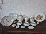 une table sur laquelle sont posées de nombreuses assiettes et tasses