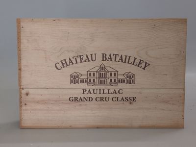 une caisse en bois contenant une bouteille de vin