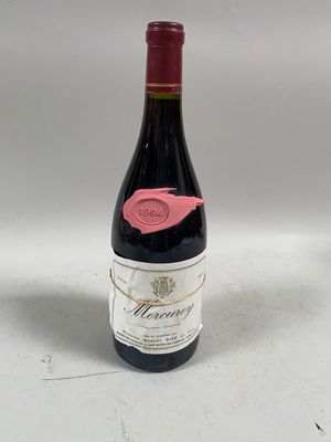une bouteille de vin posée sur une table
