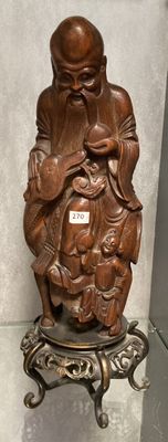 une statue en bois représentant un homme assis sur une table