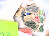 une liasse de billets posée sur une table, à côté d'un post-it vert