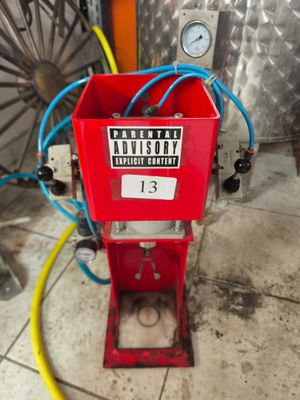 une machine rouge posée sur un sol carrelé