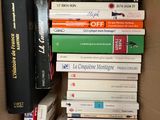 plusieurs livres empilés dans une boîte