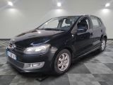 la photo d'une voiture noire garée dans un garage