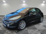 la photo d'une voiture noire garée dans un garage