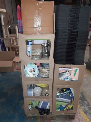 des cartons empilés les uns sur les autres sur un chariot dans un entrepôt