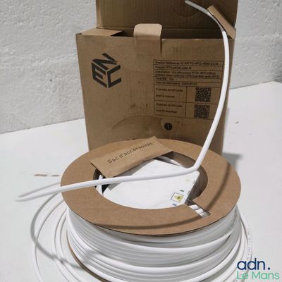 un boîtier muni d'un câble blanc et un boîtier muni d'un cordon blanc