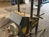 une machine posée sur un chariot dans un garage