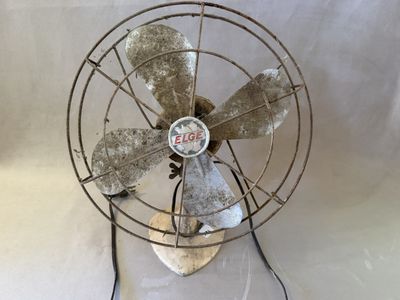 un vieux ventilateur posé sur une table