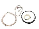 trois bijoux, dont un collier, un bracelet et une bague