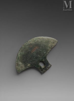 gros plan d'un objet métallique sur une surface grise