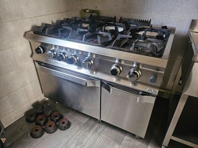 une cuisinière et un four en acier inoxydable dans une cuisine