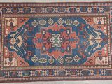 un tapis bleu et rouge orné d'un motif floral
