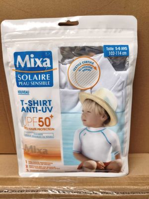 une photo d'un sachet de crème anti-UV posé sur une boîte en carton