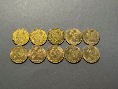 un tas de pièces d'or posé sur une table