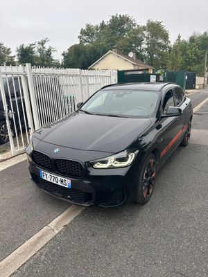 BMW X2 M Performance Pack en noir avec des bandes rouges