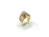 gros plan d'une bague en or avec des diamants sur fond blanc