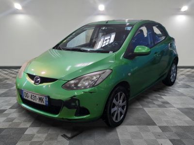 la photo d'une voiture verte garée dans un garage