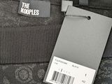 a label on the back of a sweater that says the hooples