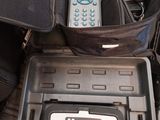 un étui noir contenant une télécommande et un téléphone portable