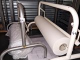 un rouleau de papier toilette sur un porte-rouleau