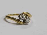 une image représentant une bague en or sertie de deux diamants