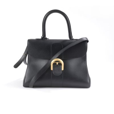 un sac à main en cuir noir muni d'une boucle dorée sur la poignée